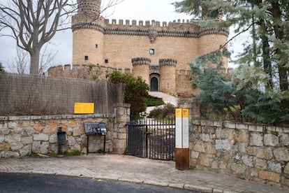 La puerta de entrada cerrada en el castillo Nuevo de los Mendoza en Manzanares el Real, el pasado 8 de enero.