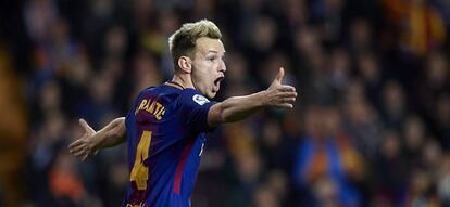 Rakitic, durante el duelo ante el Valencia.
