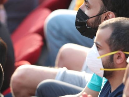 Espectadores del campeonato de tenis de Dubai (Emiratos Árabes) que fue cancelado el pasado jueves como medida preventiva por el coronavirus.