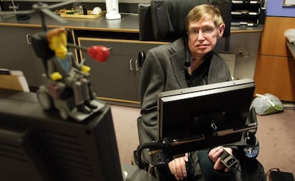 El físico Stephen Hawking, en su despacho del Centro de Matemática Aplicada de la Universidad de Cambridge, en Reino Unido.