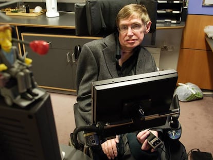 El físico Stephen Hawking, en su despacho del Centro de Matemática Aplicada de la Universidad de Cambridge, en 2005.