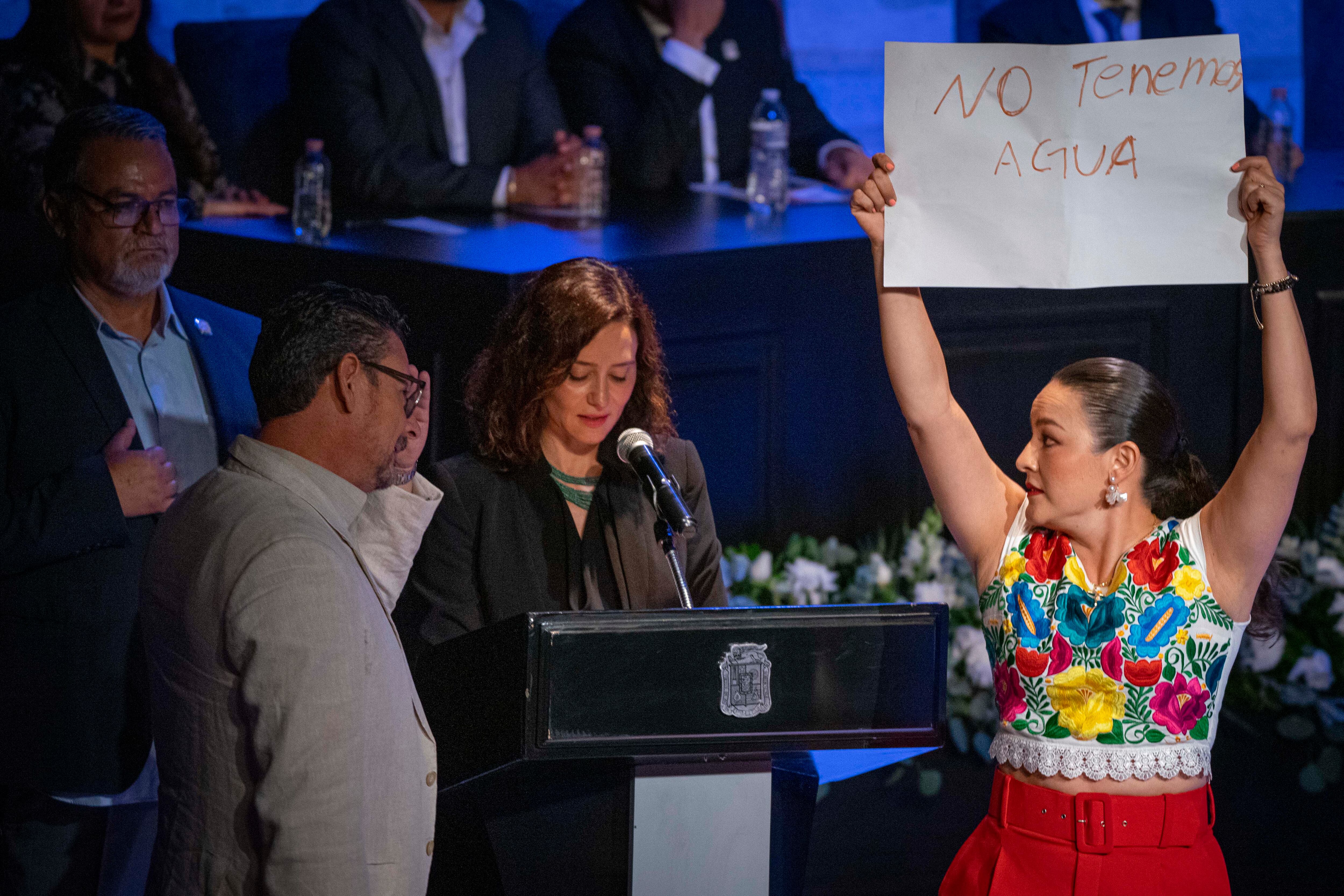 Una regidora de Morena sube al escenario e interrumpe la entrega de llaves a Ayuso en Aguascalientes