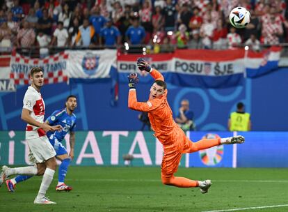 Mattia Zaccagni marca ante Croacia en el último minuto del partido.