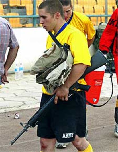 Un soldado estadounidense camina hacia el terreno de juego.