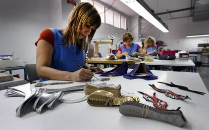 Un grupo de mujeres trabajando en un taller de calzado en Elda (Alicante).