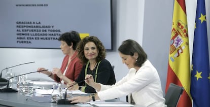 La ministra de Educación y Formación Profesional, Isabel Celaá; la ministra portavoz y de Hacienda, María Jesús Montero; y la ministra de Industria, Comercio y Turismo, Reyes Maroto.