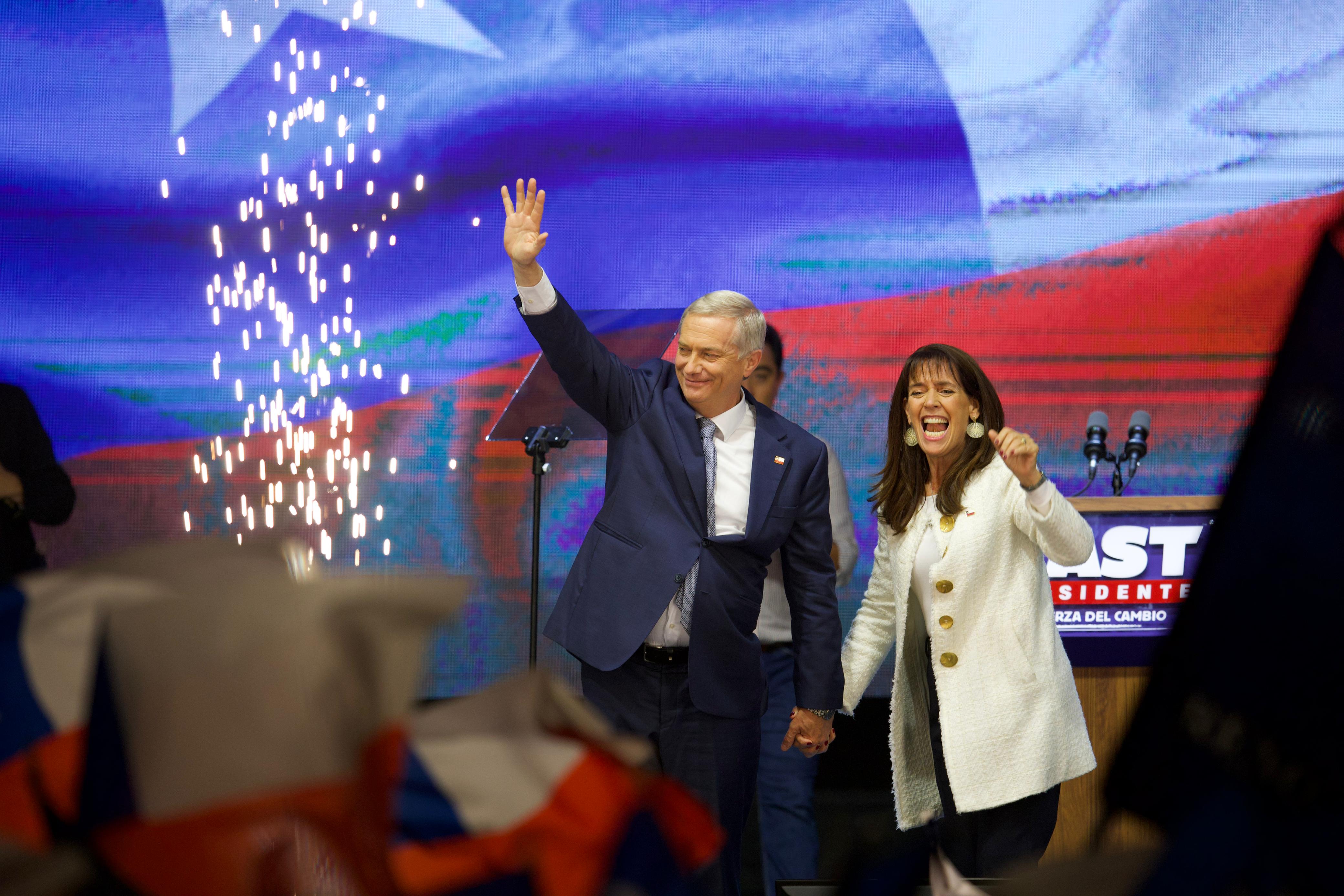 José Antonio Kast y su esposa, Pía Adriasola, celebran en Santiago.