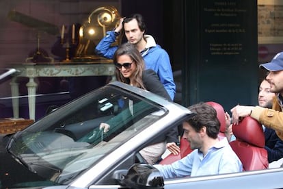 Pippa Middleton junto a sus amigos el sábado 14 de abril de 2012.