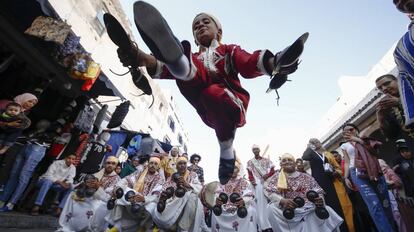 Un niño baila durante la inauguración del Festival de Esauira de Gnawa y Músicas del Mundo.