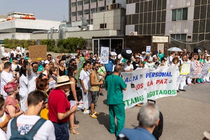 Vista general de la concentración de los trabajadores del Hospital Universitario de La Paz, este martes, durante la huelga de 24 horas.