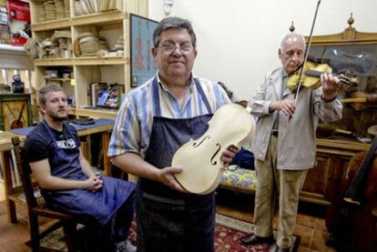 El lutier Fernando Solar, en su taller de Malasaña.