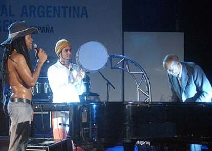 Carlinhos Brown, a la izquierda, con Bebo Baldés, a la derecha, en el festival La Mar de Músicas.