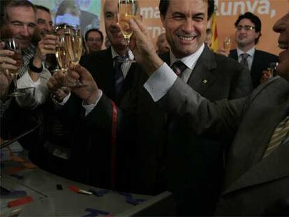 Artur Mas ha celebrado su "victoria inapelable" y ha dicho que "tiende la mano" a las otras fuerzas para dialogar, actuando con "generosidad y humildad", para formar un gobierno "fuerte" que despliegue el Estatut. Ante unos 400 simpatizantes, Mas ha brindado con cava y ha prometido que sabrá "administrar la victoria".