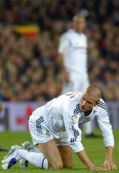 David Beckham, de rodillas durante el partido de anoche contra el Barça en el Camp Nou.