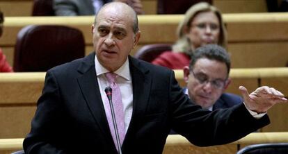 El ministro del Interior durante su intervenci&oacute;n en el pleno del Senado. 