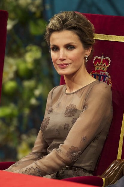 Letizia, en el año 2011, durante la ceremonia en el Teatro Campoamor. La entonces princesa vistió como en todas las ocasiones un modelo de su diseñador español favorito, Felipe Varela.