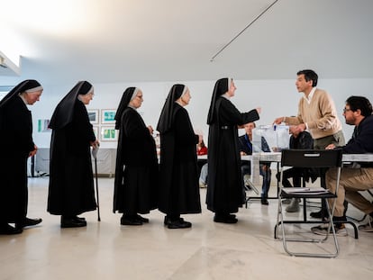 Varias monjas hacen cola para votar en el Centro Gallego de Arte Contemporáneo en Santiago, este domingo.