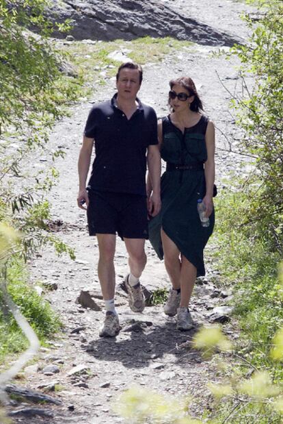 David Cameron y su esposa, Samantha, caminan por el Parque Nacional de Sierra Nevada.