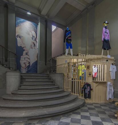 Vista de la instalación de la exposición Fanatic Feelings. Fashion Plays Football, celebrada en Complesso Santa Maria Novella de Florencia en el marco de la feria Pitti Uomo 94 (junio de 2018).