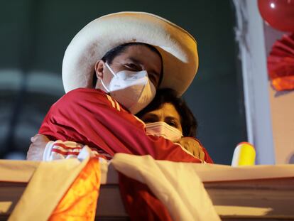 El presidente peruano, Pedro Castillo, abraza a su esposa, Lidia Paredes, durante un mitin.