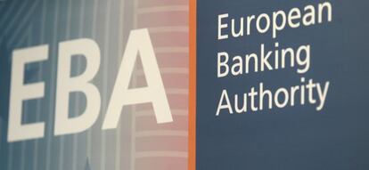 Cartel de la Autoridad Bancaria Europea (EBA, por sus siglas en inglés).