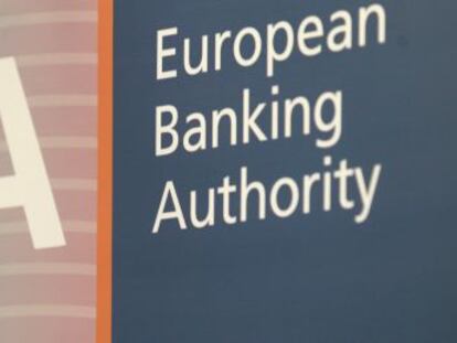 Cartel de la Autoridad Bancaria Europea (EBA, por sus siglas en inglés).