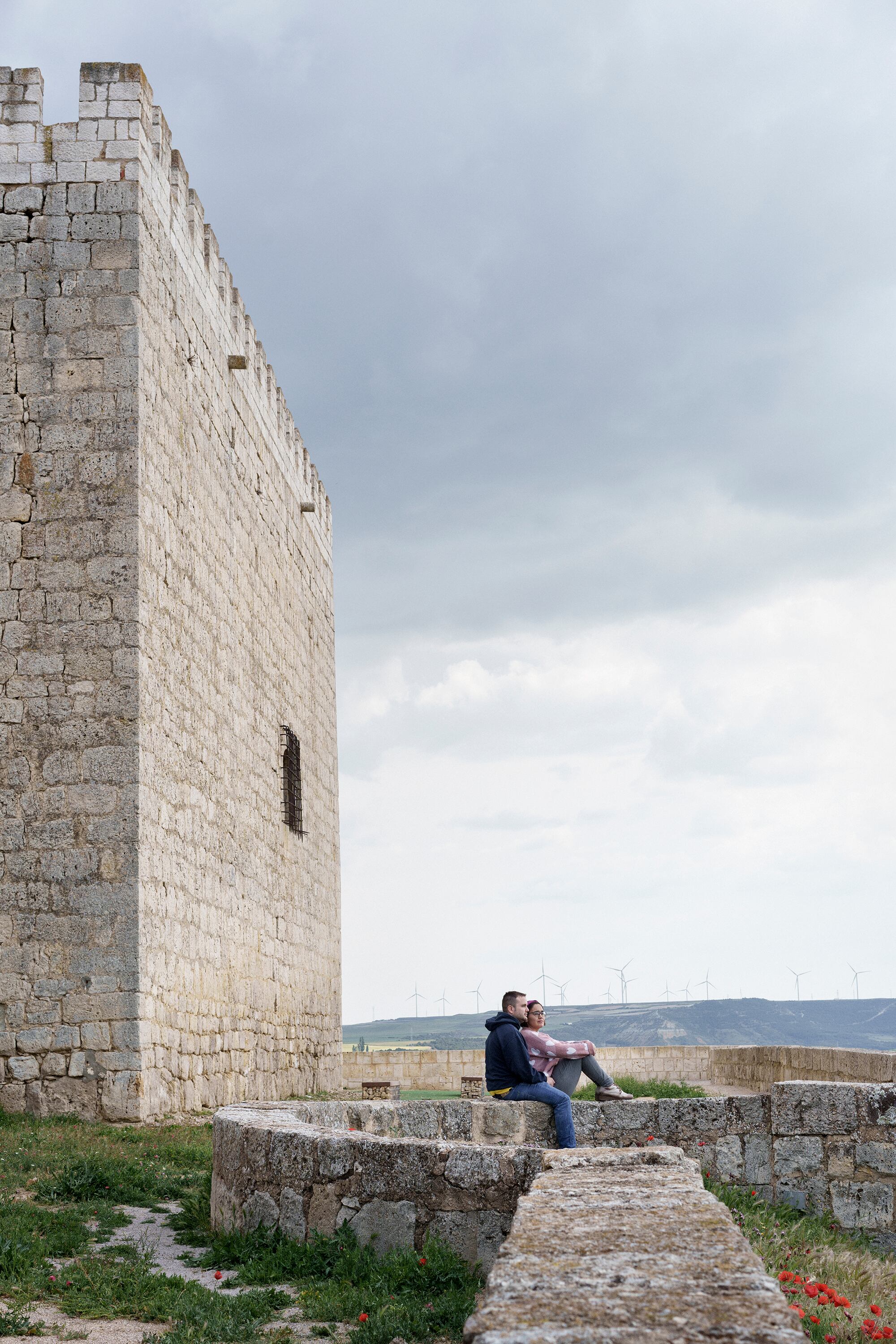 Nacho González y María del Carmen Sáenz de Navarrete, junto al castillo de Monzón de Campos (Palencia). 