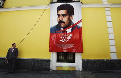 Un retrato del presidente de Venezuela Nicolás Maduro visto en una calle de Caracas, capital del país. La ministra de Exteriores de Venezuela, Delcy Rodríguez, ha dicho que informará al secretario general de las Naciones Unidas, Ban Ki Moon, sobre las "mentiras" del Gobierno de Guyana en el marco de la histórica disputa territorial que mantienen ambas naciones.