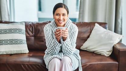 Una bebida caliente y una bata confortable suelen ser dos de los mejores aliados para combatir el frío en casa. GETTY IMAGES.
