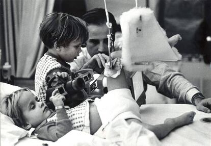 Joe Biden visita a sus hijos Beau (tumbado) y Hunter en el hospital de Delaware tras el accidente sufrido en Navidad de 1972.