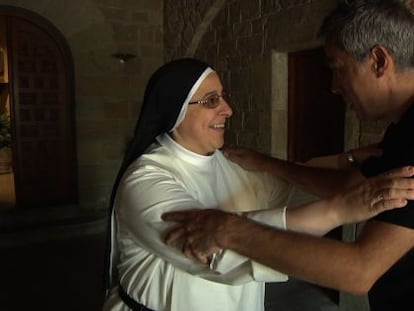 Sor Luc&iacute;a Caram i el presentador Albert Om