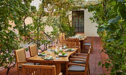 Jardín para comer en el hotel Le Meridien Ra, en la playa de Sant Salvador del Vendrell, en la Costa Dorada.