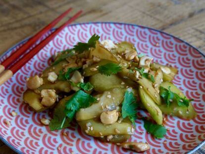 Una ensalada de pepino que tiene oriental hasta el plato