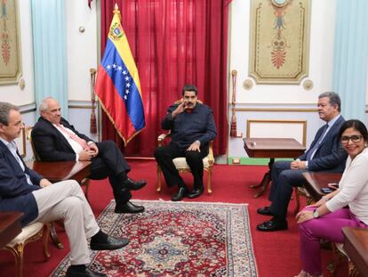 Nicolás Maduro durante una reunión con los mediadores en Miraflores.