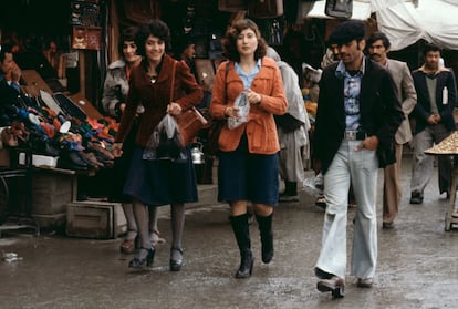 Abril de 1979: mujeres paseando por Kabul con atuendo occidental.