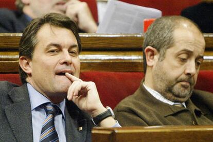 El líder de CiU, Artur Mas, a la izquierda, junto al portavoz parlamentario, Felip Puig.