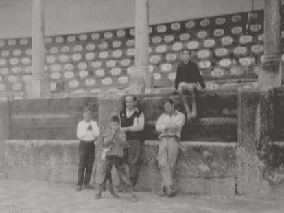 Juan Marsé y Antonio Pérez con el Chato y otros chicos en la plaza de toros de Ronda.