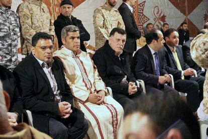 El primer ministro libio, Fayez Serraj (centro), en un funeral tras un atentado, en Zliten el 8 de enero.