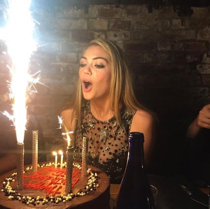 La modelo Kate Upton celebró su 24 cumpleaños con una elegante tarta. En vez de velas la maniquí sopló cuatro bengalas. 

