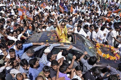 Hema Malini, actriz y candidata del principal partido de la oposición, el Partido Bharatiya Janata (BJP), saluda a sus seguidores en la ciudad india de Mathura.