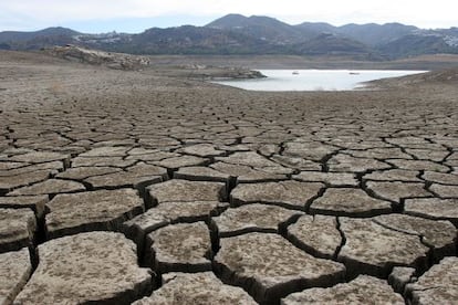 Vista del pantano de la Viñuela, en Málaga, con un bajo nivel de agua debido a la sequia, en 2008.