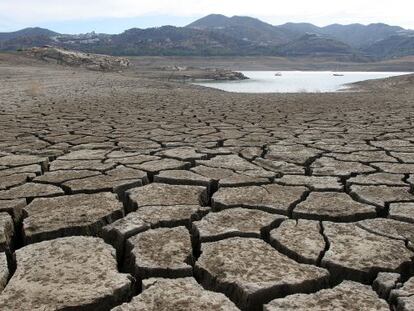 Vista del pantano de la Viñuela, en Málaga, con un bajo nivel de agua debido a la sequia, en 2008.