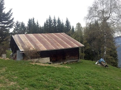 La cabaña donde se refugiaba Josu Ternera. El refugio utilizado por Urrutikoetxea permanece cerrado a cal y canto. Se trata de una modesta edificación de madera y techo de chapas metálicas, sin aparente conexión a la red eléctrica.