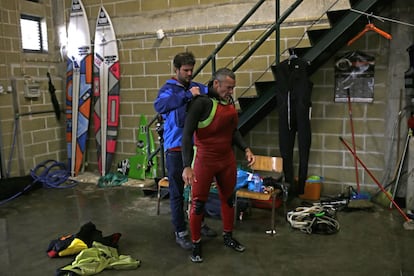 Garrett McNamara, quien hasta ahora tiene el récord de la ola más grande del mundo jamás surfeada, se quita el traje. Uno de los grandes avances en seguridad que han marcado el surf de olas grandes es la incorporación de un salvavidas en el traje, un invento del hawaiano Shane Dorian, quien es uno de los mitos de este deporte. El surfista puede accionar el chaleco para intentar salir a la superficie cuando es tragado por la ola.