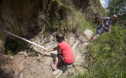 Os frequentadores do parque bebem água diretamente de uma das sete nascentes do local.