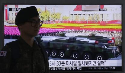 Un soldado surcoreano ante un televisor que emite un desfile en Pyongyang.