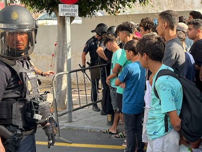 Hasta 4.000 menores migrantes siguen en las calles de Ceuta tras la llegada masiva de julio, según las asociaciones vecinales