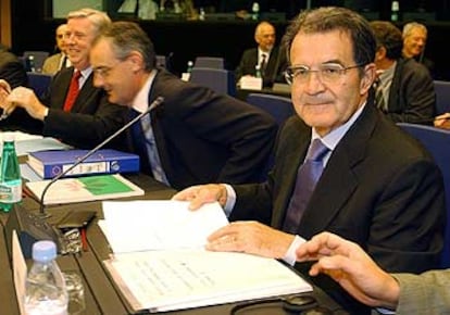 Prodi (derecha), junto al presidente del Parlamento Europeo, Pat Cox (con corbata roja), hoy en la sede la Cámara.