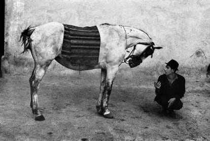 Imagen del fotolibro <i>Gitanos,</i> de Koudelka, con un centenar de fotos tomadas entre 1962 y 1971 en la antigua Checoslovaquia.