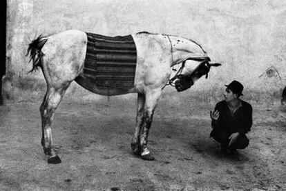 Imagen del fotolibro <i>Gitanos,</i> de Koudelka, con un centenar de fotos tomadas entre 1962 y 1971 en la antigua Checoslovaquia.